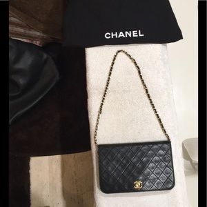 Exquisite CHANEL leather hand bag